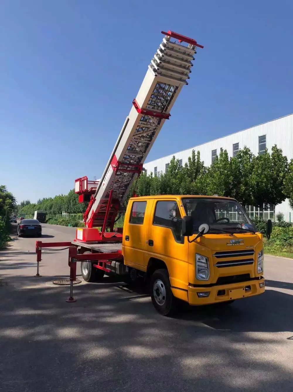 平阳县附近的云梯车出租服务：轻松解决高空作业需求