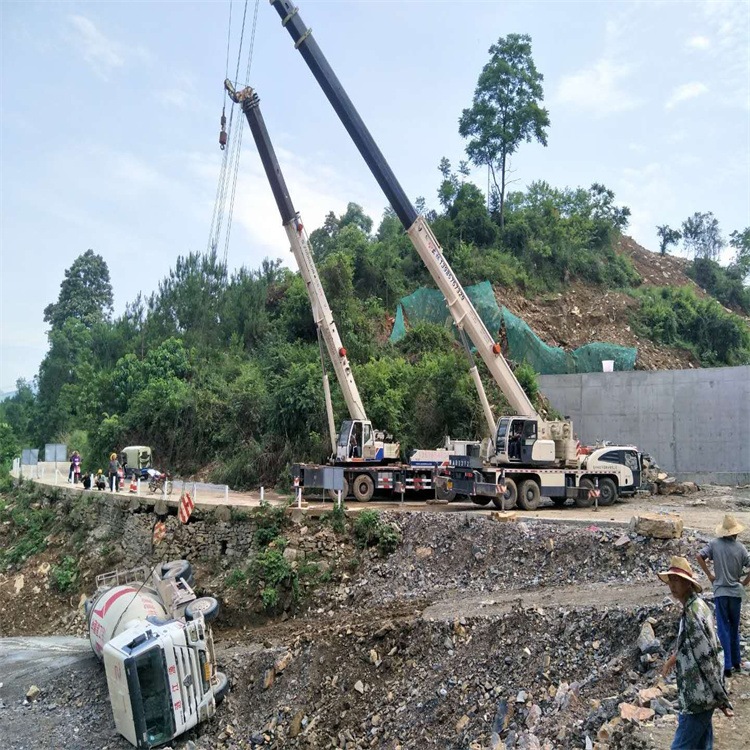 平阳县汽车掉沟里叫吊车救援要多少钱